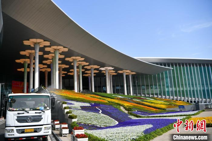 第五屆進博會場館景觀裝飾全面定妝?！￡悏魸?攝